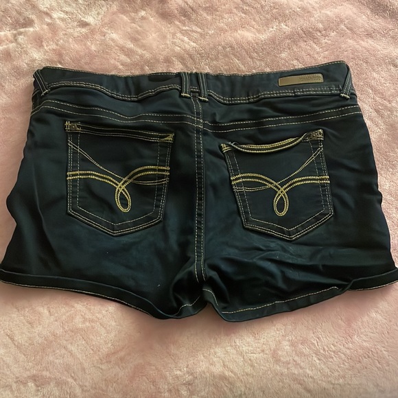 Shorts - Picture 3 of 3